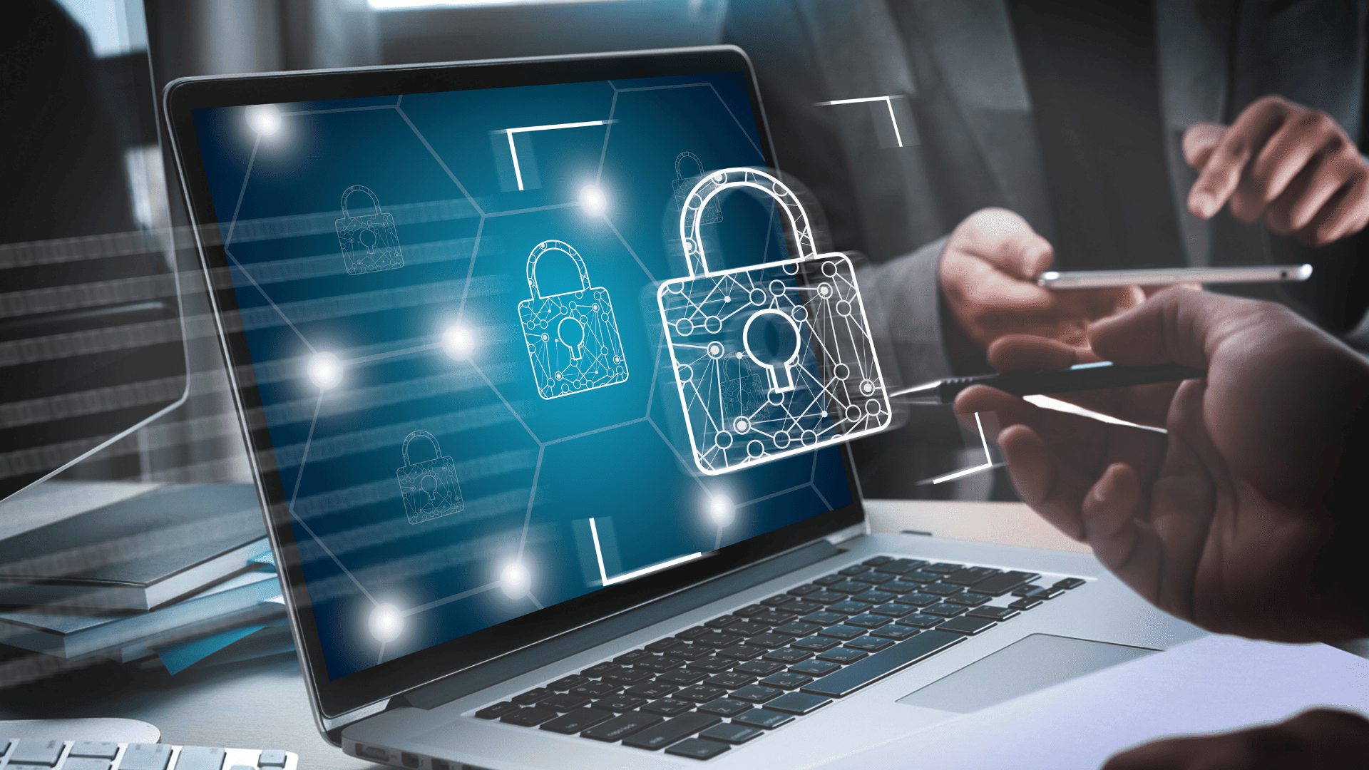 photo d'un ordinateur avec un cadenas, pour exprimer la cybersécdurité